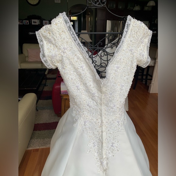 Off white bridal gown, never altered with matching tiara and matching veil. - Picture 3 of 12